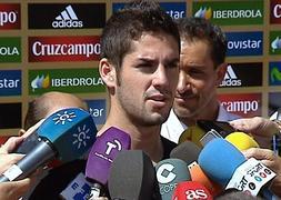 Isco atiende a los medios a su llegada a la concentración en La Ciudad del Fútbol de Las Rozas. / Efe