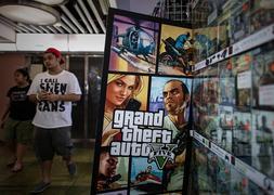 El nuevo 'Grand Theft Auto V' sale hoy a la venta. / Philippe Lopez (Afp)