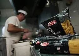 Varias bolsas de pasta de la marca Barilla, en un restaurante de Roma. / Reuters