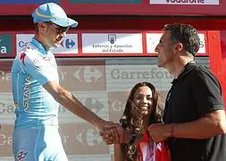 Indurain (d) felicita a Nibali en una etapa de la Vuelta. / Javier Lizón (EFE)