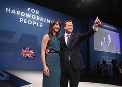 David Cameron, junto a su mujer, Samantha. / Afp