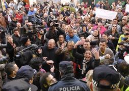 Vecinos de Alcalá de Guadaira se manifiestan frente al Ayuntamiento del municipio. / Efe