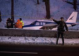 Vista de la avioneta que tuvo que aterrizar en una autovía del Bronx. / Carlo Allegri (Reuters)