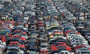 Miles de coches de segunda mano 'esperan' comprador. / Efe