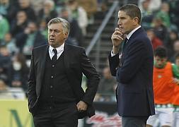 Garrido, junto a Ancelotti en el partido ante el Madrid. / Efe