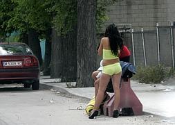 Una prostituta, en un polígono industrial en Madrid. / P. Caballero