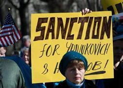 Protesta contra el depuesto presidente Víktor Yanukóvich. / Afp