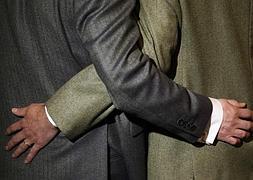 Una pareja gay camina abrazada. / Reuters