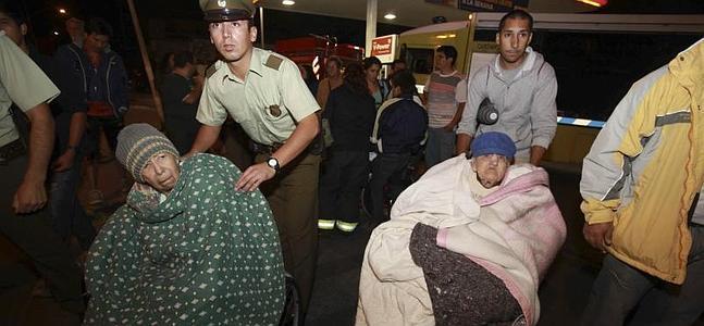 Dos ancianas son evacuadas en el norte de Chile. / Reuters | Vídeo: Atlas