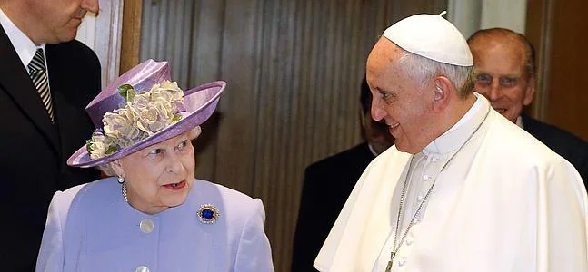 La reina Isabel II, durante su encuentro con el Papa. / Stefano Rellandini (Afp)