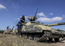 Soldados ucranianos participan en unas maniobras militares en Desna, 100 kilómetros al noreste de Kiev. / Andrey Sinitsyn (Efe)