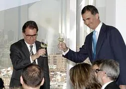 El Príncipe Felipe brinda con presidente de la Generalitat, Artur Mas, durante un almuerzo. / Efe