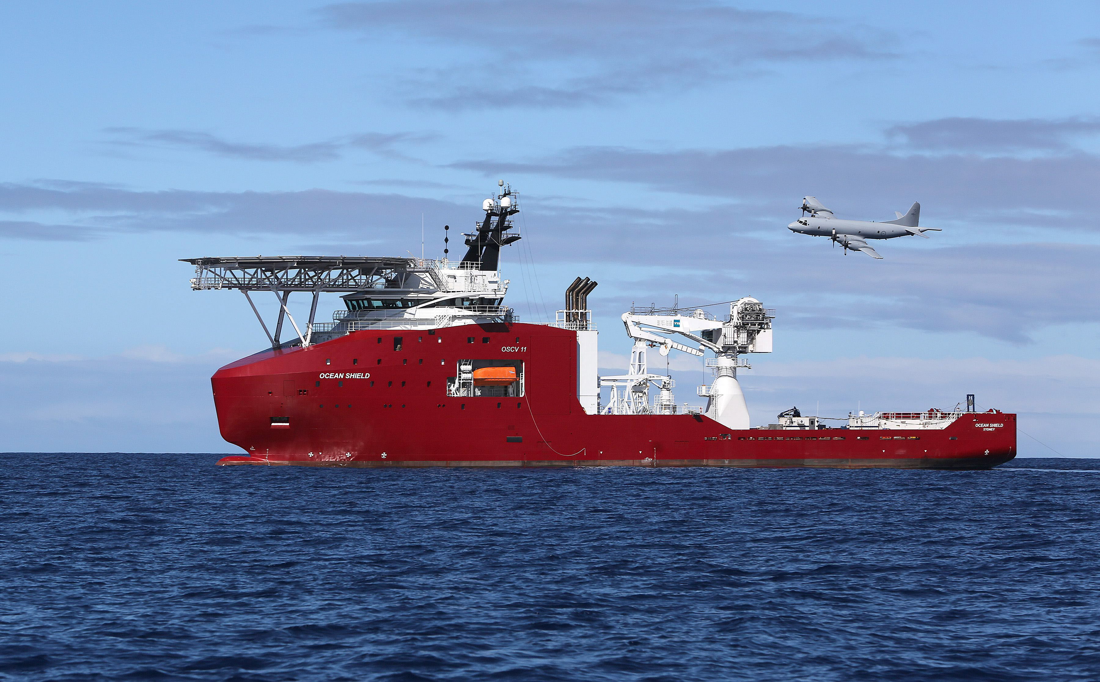 Un Air Force AP-3C Orion sobrevuela una embarcación durante las labores de búsqueda de los restos del vuelo MH370.