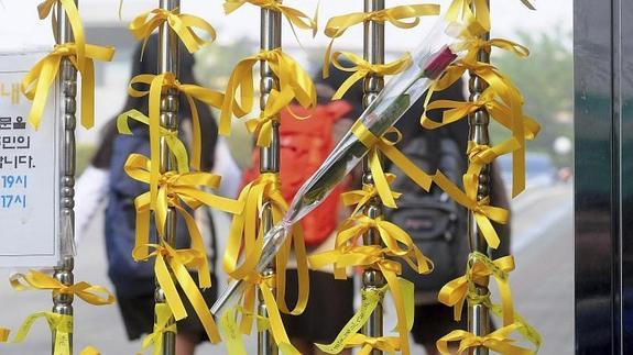 Lazos amarillos adornan una verja en Corea del Sur para recordar a las víctimas. 