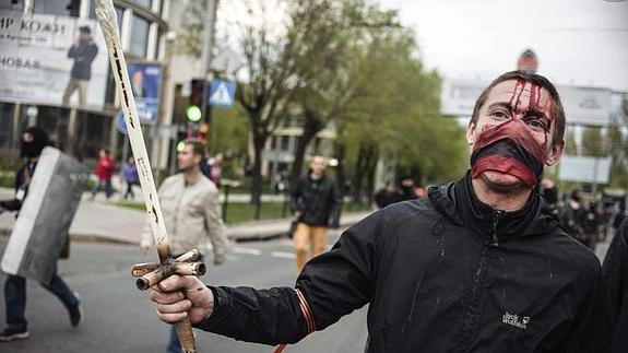 Activistas prorrusos, ayer en Donetsk.