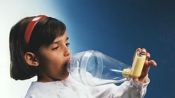 Una niña con aerosol. 