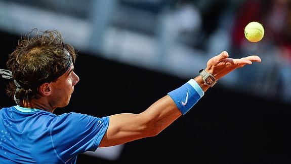 Nadal se dispone a sacar en Roma. 