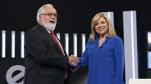 Cañete y Valenciano se saludan antes de comenzar el debate 