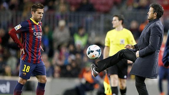 Luis Enrique le pasa el balón a Jordi Alba.