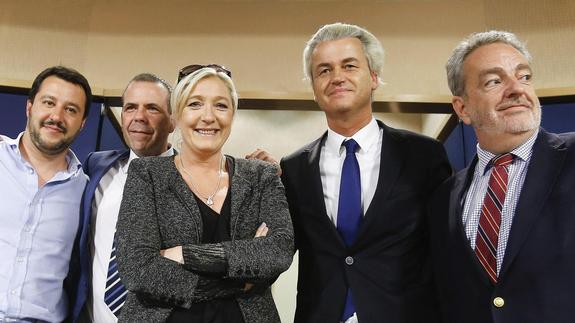 Marine Le Pen y Geert Wilders, en el centro. 