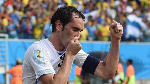 Godín besa el escudo de su camiseta. 