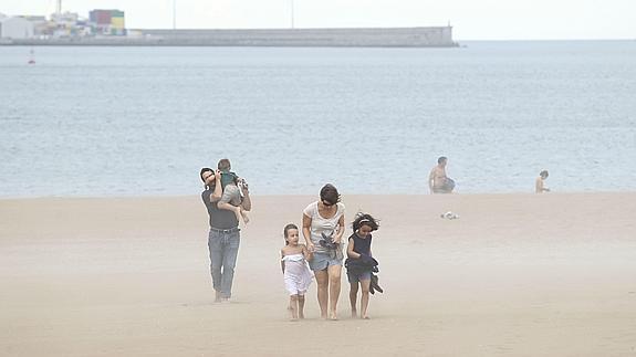 Una familia en la playa. 