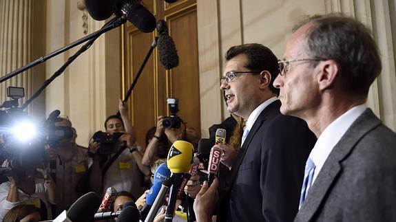 El abogado y el consejero médico de los padres de Vincent Lambert atienden a los medios.