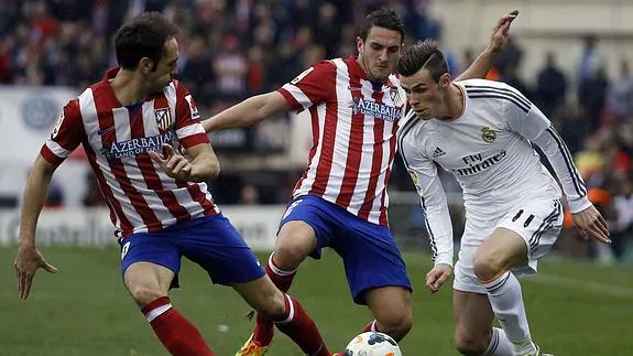 Juanfran (i) y Koke, en una acción ante Bale. 