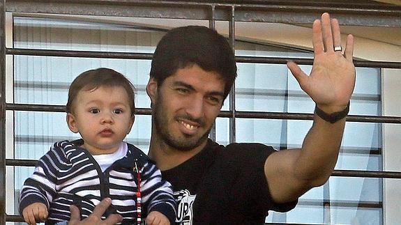 Luis Suárez saluda desde la casa de su madre en Uruguay. 