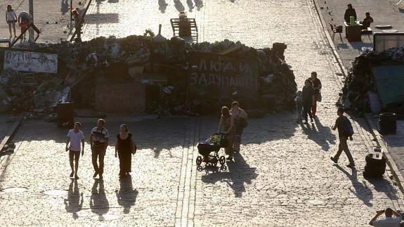 Ucranianos caminan entre barricadas por la Plaza de la Independencia