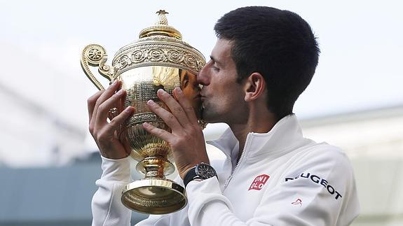 Djokovic besa su trofeo de ganador de Wimbledon. 