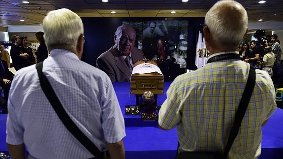 Dos aficionados pasan por la capilla ardiente de Di Stéfano. 