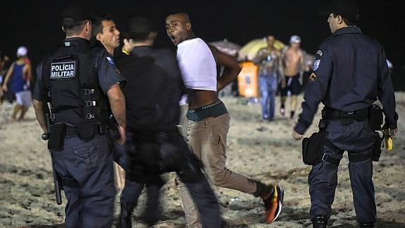 Un hombre es detenido por la policía en Rio de Janeiro. 