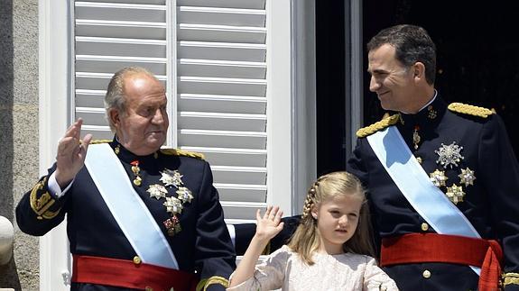 El Rey Felipe VI, junto a su padre, el rey Juan Carlos, y su hija, la princesa Leonor. Efe