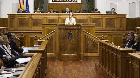 Cospedal, durante su intervención en el pleno de las Cortes. 
