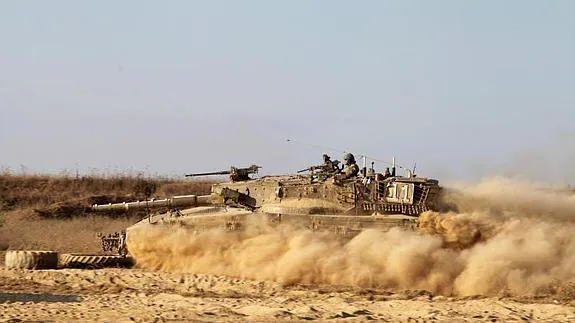 Un tanque israelí, cerca de la frontera con Gaza 