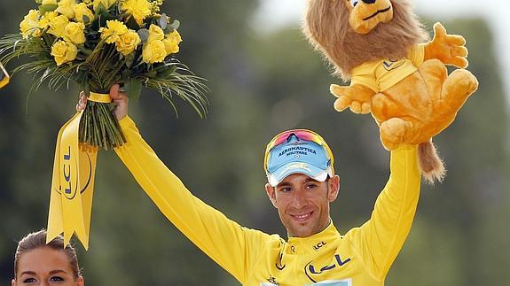 Nibali celebra su victoria en el Tour de Francia 2014. 