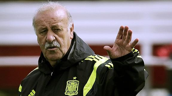 Del Bosque dirige un entrenamiento de la Selección. 