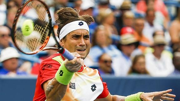 Ferrer golpea la bola durante la final de Cincinnati. 