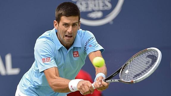 Djokovic devuelve una bola durante el torneo de Canadá. 