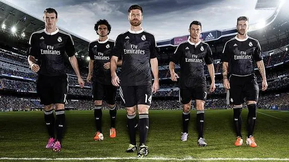 Los jugadores del Real Madrid posan con la nueva equipación. 