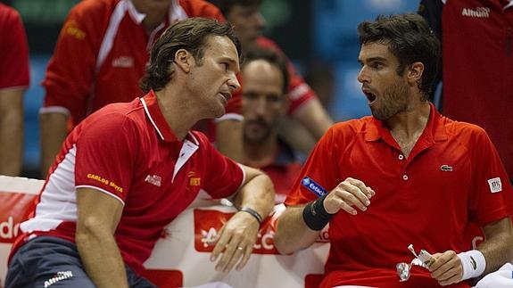 El capitán del equipo de España Carlos Moyá habla con el tenista Pablo Andujar en su juego ante el brasileño Thomaz Belluci. 