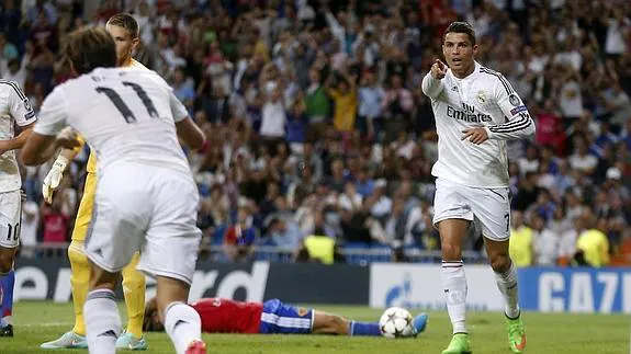 Ronaldo agradece a Bale su asistencia en el duelo de Champions contra el Basilea. 