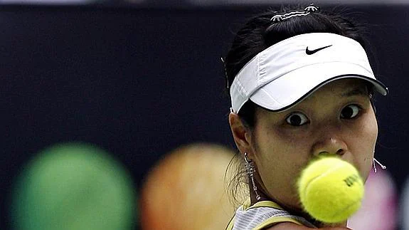 La china Li Na mira fijamente a la pelota antes de golpearla. 