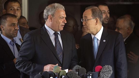 El secretario general de la ONU, Ban Ki-moon, junto al primer ministro palestino en Gaza.