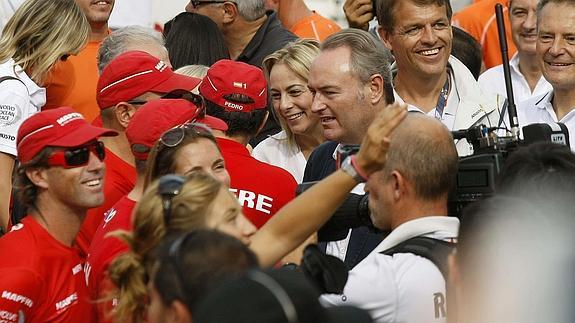 Alberto Fabra y Sonia Castedo saludan al equipo español de la Volvo Ocean Race. 