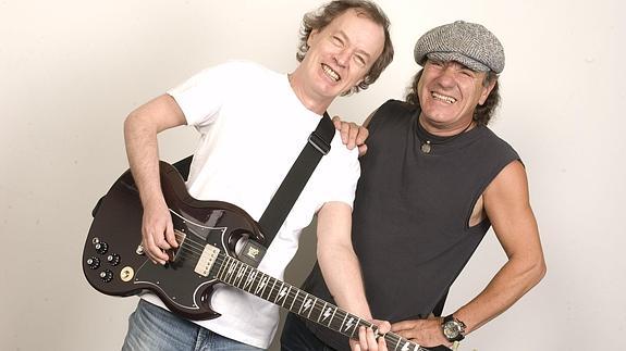 Angus Young (i) y Brian Johnson, integrantes de AC/DC. 