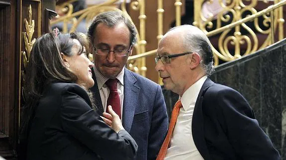 Soraya Rodríguez, Alfonso Alonso y Cristóbal Montoro, durante la negociación de la reforma. 