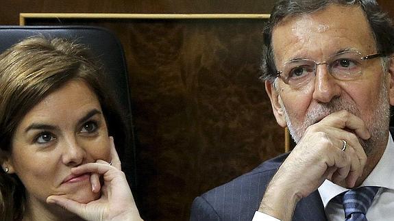 Rajoy y Sáenz de Santamaría, ayer, en el Congreso. 