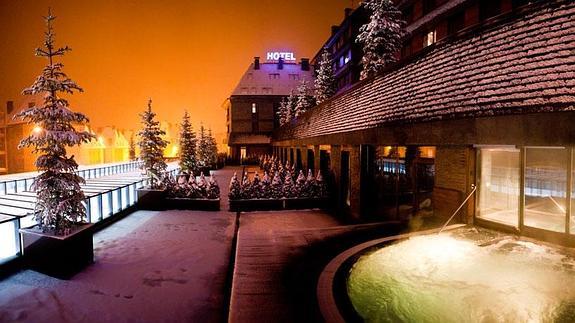 Vistas del hotel Val de Neu, con jacuzzi exterior incluido.